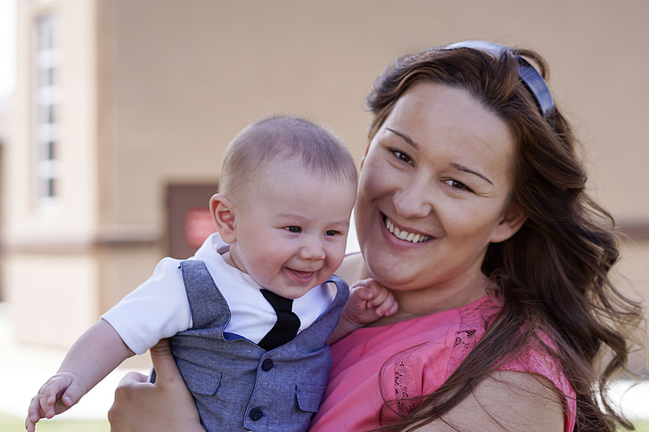 Butterfly Beginnings Play therapy Davenport, iowa image of mom and baby to celebrate parenting wins